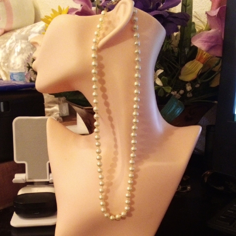 Classic Pearl Necklace in Cream - Timeless Women's Jewelry